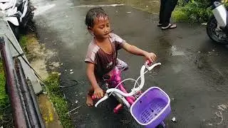 Banjir bocil pada berenang di kali