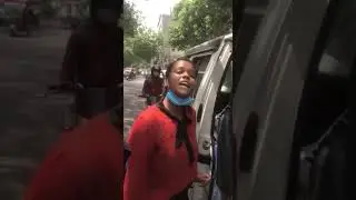 Delhi may bina mask k logo ka challan katne wali DCD may niyukt ladki dwara galiyo ki bochaar