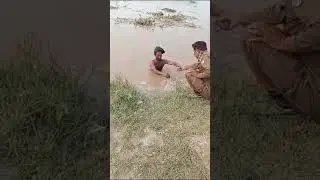Police officers were deployed at important places to rescue the flood victims.