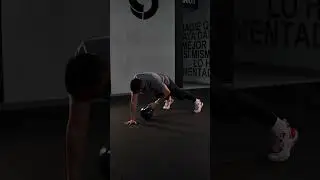 Plancha suelo con desplazamiento de kettlebell