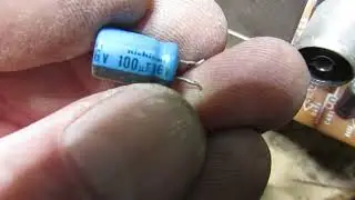 Винтажный ЭЛТ-телевизор Sony KV-M1400U.