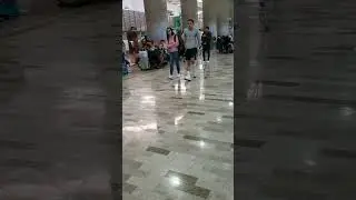 A guy on crutches Hombre joven en muletas
