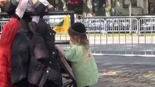 The Moshiach Flag That made Child stop crying