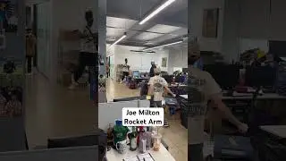 Джо Милтон демонстрирует ракетную руку в офисе