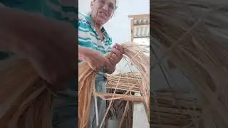Destacando a taboa, beneficiamento da taboa e retirando material para croch&ecirc;.