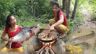 Survival skills: Fish curry spicy with frog for food of survival, Big fish hot chili roast for food