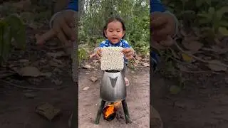 Навыки выживания: 🧃🎁🍢🍒Одинокая мама показывает умные и полезные идеи с лапшой в лесу #кемпинг #бу...