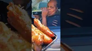 Она получила свои копченые на гриле свиные хвостики!