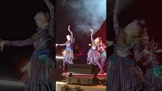Moa messing with Momo.....AGAIN!!! 🤣 [Charlotte USA] RATATATA #babymetal #concert