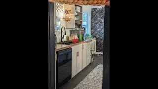 Преображение кухни своими руками с помощью самоклеящихся столешниц, плитки для кухонного фартука и акцентной стены!