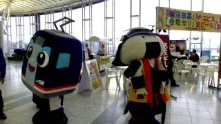 「岩沼白菜」「名取セリ」を宣伝するむすび丸とサッとくん＠仙台空港