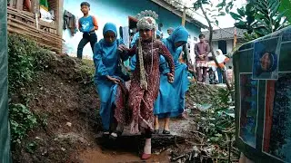 Hampir Jatuh‼️Pengantin Lewati Jalan Becek & Hujan Di Desa. Begini Suasana Pernikahan Di Kampung