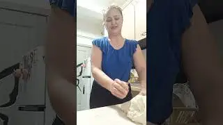 Pregătirea pâinii, pentru introducerea în cuptor. 