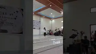 Semangatnya Graccel membawa sebuah laguDalam acara resepsi siang' 