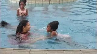 Hadassa e Antonella tomando banho de piscina na chuva