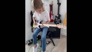 Fender x Loog Stratocaster in Action | Easy Small Electric Guitar for Beginners!