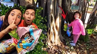 TUTTE LE PERSONE CERCANO LE UOVA DI PASQUA DEI DINSIEME NASCOSTE IN UN PARCO! *regaliamo le uova*