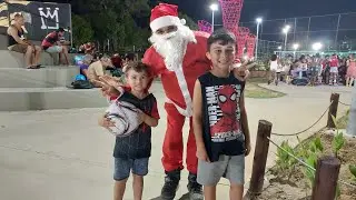 Papai Noel radical passando de patins e espalhando alegria 🎅🛼🎄