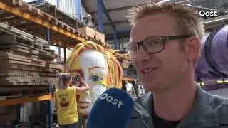 Heel Vollenhove werkt mee aan de voorbereidingen voor het bloemencorso van zaterdag
