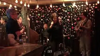 Amelie Et Les Singes Bleus - La Javanaise