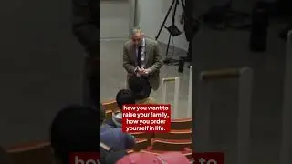 Профессор Джеймс Тур, попавший в программу HOT MIC в Гарварде, беседует с Agnostic на мероприятии...