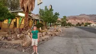 Отель в американской деревне на границе Калифорнии и Невады, возле Death Valley. Вечер, тишина, ослы