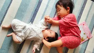【1歳半と生後2ヶ月】モモはハルの哺乳瓶を手に入れた！＆初めて手を繋いだ日 【Daily life with tiny sisters#oneyearold #threemonthsold#baby