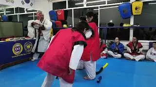 Entrega de Cinta negra y certificado 