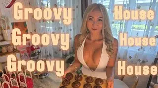 Groovy House | Jazz House | Enjoying music & baking a chocolate chip cookies