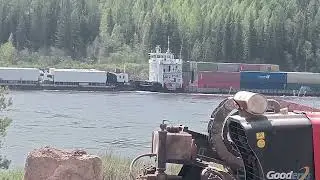 Баржа пошла на Якутию