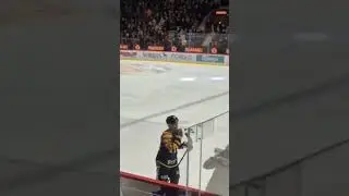 Oscar Lindberg firar snyggt m&aring;l (Skellefte&aring; AIK mot V&auml;xj&ouml; Lakers HC i SHL i Sverige) (#Shorts)