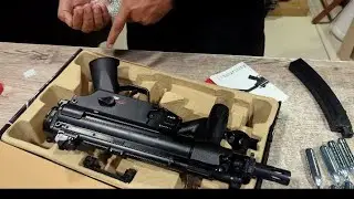 airsoft  BB gun version of the Heckler & Koch (H&K) MP5K.