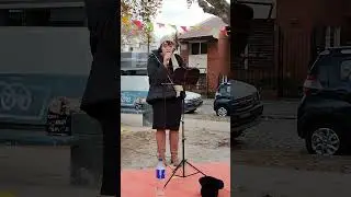 Dina Indarte, artista callejera en Plaza Roberto Sánchez de Banfield. 08/06/25