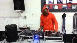 #DJ Illz is unreal the building for tonight's #bodyblitz class!  #fitfridays @illz09