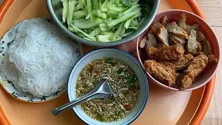 Hôn nay hai mẹ con ăn bún chả cá rau sống ngon quá là ngon 