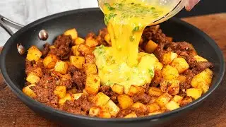 Просто вылейте яйца на картофель! Быстрый и невероятно вкусный рецепт!