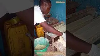 Fabrication artisanale de savon : fabrication de pains de savon dans un petit atelier