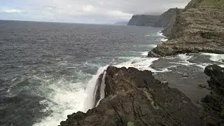 From Mi&eth;v&aacute;gur to S&oslash;rv&aacute;gsvatn lake and promontory of Traelanipa