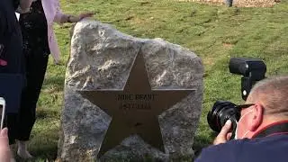 L'ouverture de Mike Burnett Avenue Amusez-vous פתיחה של שדרות מייק ברנט תהנו לכם