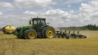 JOHN DEERE 8370R PULLING AN UNVERFERTH 12 ROW STRIP-TILL BAR. SCOTT FARMS 2020 COTTON STRIP TILL PT1