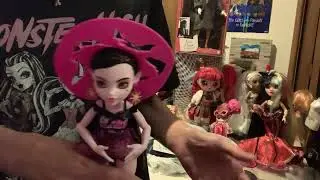 Unboxing Monster High Scare-Adise Island Draculaura doll.