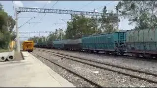 Tcdd Durak istasyonunda bekleyen e 43 000 karşıdan gelen e 43 018 ile buluşuyor