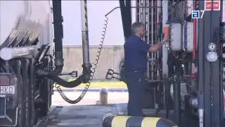 Explicaciones de responsables de CLH de c&oacute;mo cargan y aditivan las cisternas.