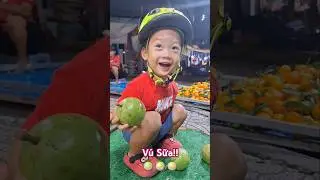 V&uacute; Sữa!! Helping Mommy buy her favorite fruit #localmarket #vusua #cutebaby #22monthsold