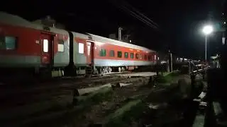 wep-7 Rajdhani Express some problem and stop the railway crossing in night time, train video