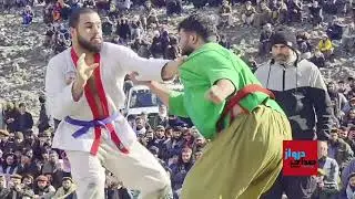 مسابقه کشتی کورش دوتن از پهلوانان کشور  قاری ادریس پهلوان  عضو تیم ملی کشور با چپن سفید از ولایت کند
