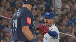 Jose Berrios Exchanges Words with Cal Raleigh on Possible Sign Stealing