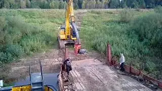 Экскаватор заезжает на старенький плашкоут