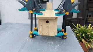 Dieses Holz ist gut zu Vögeln. Nistkasten aus Brennholz