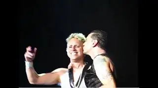 Depeche Mode fans singing Happy Birthday to Martin (2009 Toronto)
